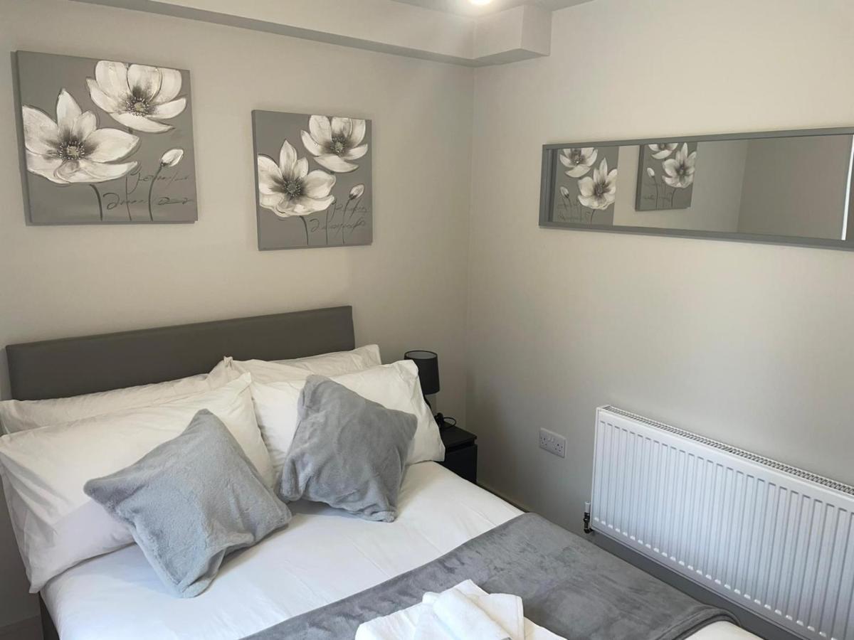 Wimbledon Luxury 3Bedroom Apartment 레인즈 파크 외부 사진