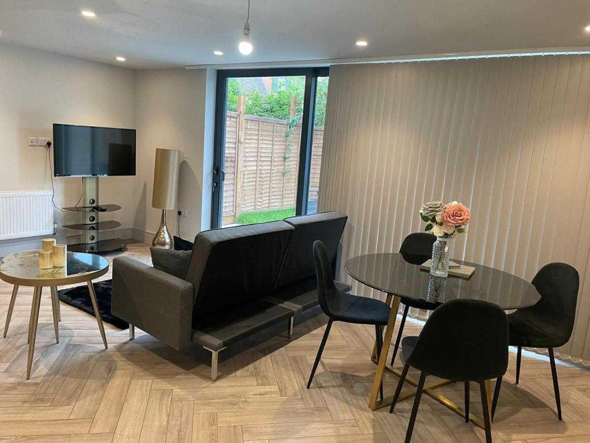 Wimbledon Luxury 3Bedroom Apartment 레인즈 파크 외부 사진