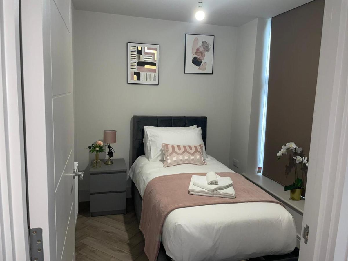 Wimbledon Luxury 3Bedroom Apartment 레인즈 파크 외부 사진